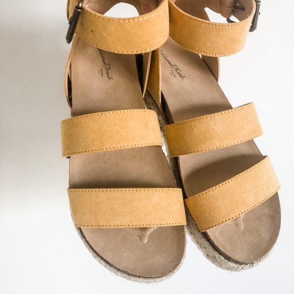 Like new! Yellow platform sandals - Picture 2 of 6
